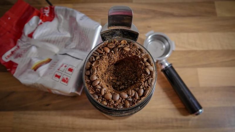Biji kopi dalam toples