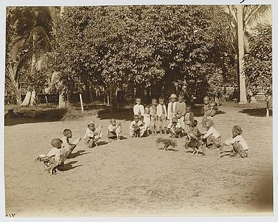 Anak anak di Jawa Menonton Sabung Ayam 1900