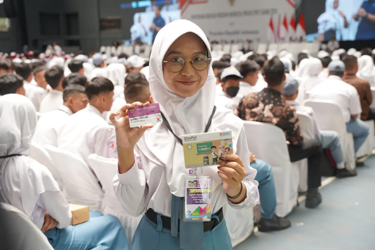 Siswa menunjukkan kartu Indonesia Pintar